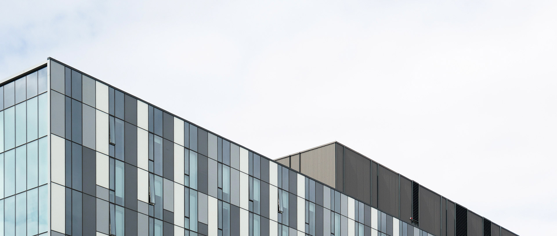 凭证差别场馆的设计和使用需求，122cc太阳集成游戏在产品的设置上越发无邪，以卫生间的整体功效性和后期治理维护的本钱为思量因素。。一般会选用高温釉面蹲便器，恒久使用依然灼烁如新，搭配无水封地漏，时刻坚持卫生间干爽无异味。。