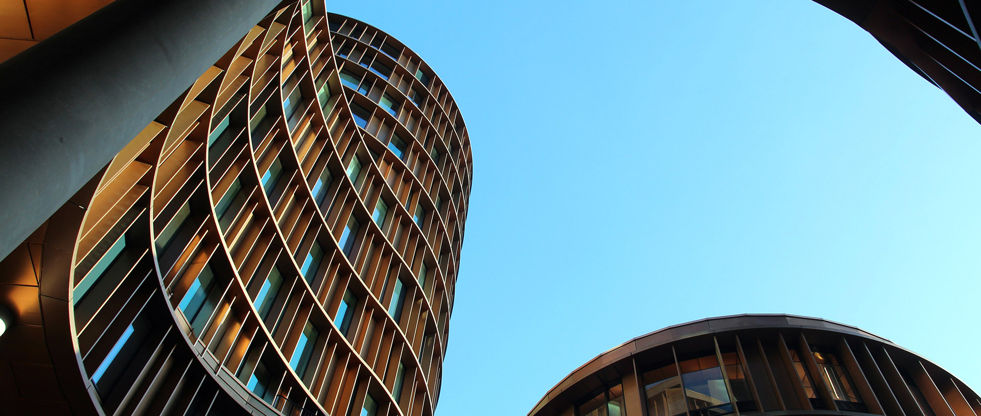 校园建设以清静性为重点，其中卫生间使用频率相对集中，因此122cc太阳集成游戏在学校卫生间解决方案中着重选配清静利便、、恒久耐用型的产品，如结实耐用、、利便维修的通例脚踏式冲水，红外感应水龙头等，以此打造清洁、、整齐、、透风、、无异味的如厕情形。。