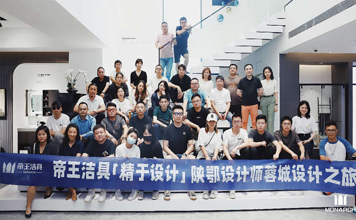 成都，，这座古今国都，，古蜀文明流转千年，，看尽朝代风云更迭，，孕育了都江堰、、、青城山、、、三星堆等历史古遗迹，，厚重的文化秘闻，，让成都成为无数设计师们罗致东方文化的宝藏城市。。。