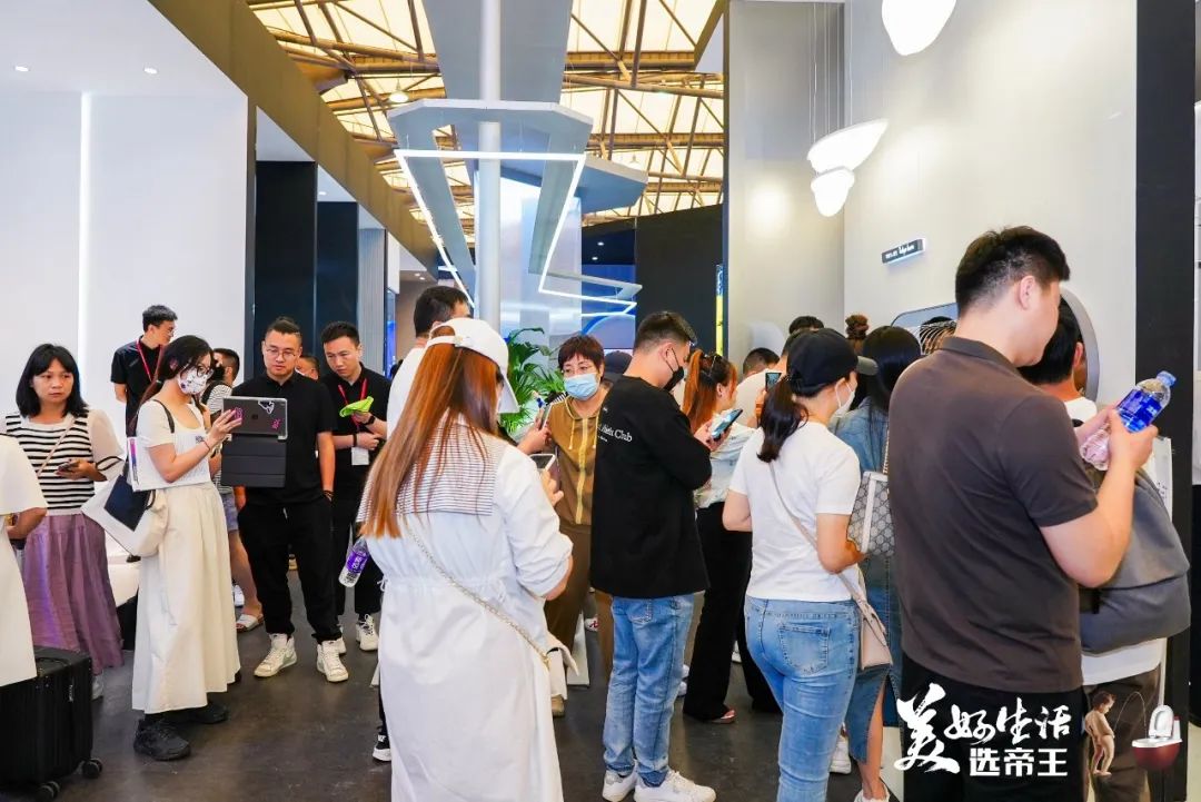 #优美生涯展





优美很大 装得下生涯

优美很小 收得进角落



站在山巅与日月星辰对话

潜游海底和江河湖海晤谈

和清早的每一束阳光say Hi